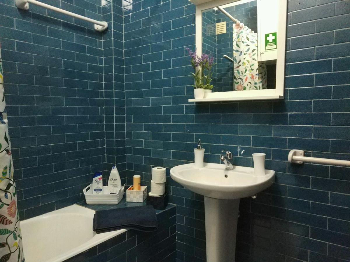 ! Free Parking Street ! Ground Floor With Washer! Porto Luaran gambar